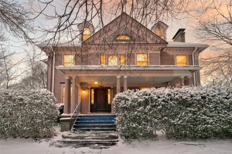 Park Avenue Victorian: Unpainted Woodwork & Flexible Volume